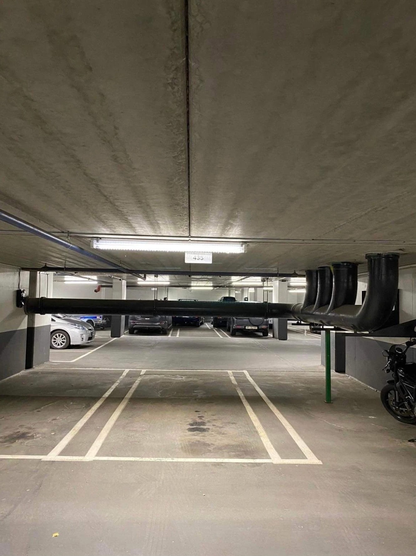 Parkering med elbil lader i lukket garasjeanlegg - mulig å leie mot et tillegg.